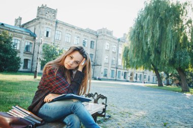 Öğrenci bankta oturuyor