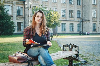 Öğrenci bankta oturuyor