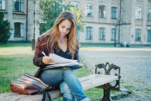 Öğrenci bankta oturuyor