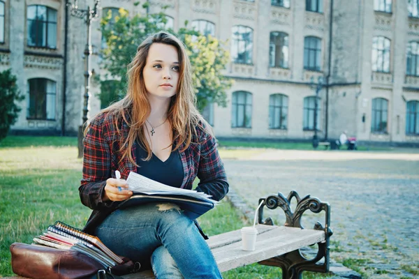 Öğrenci bankta oturuyor