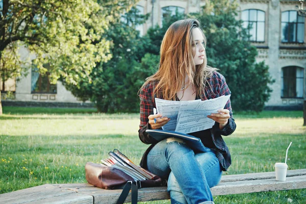 Öğrenci bankta oturuyor