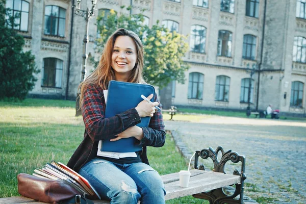 Öğrenci bankta oturuyor