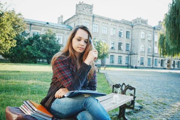 Öğrenci bankta oturuyor