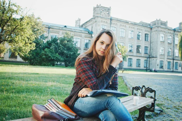 Öğrenci bankta oturuyor