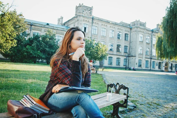 Öğrenci bankta oturuyor