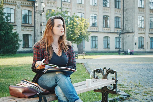 Öğrenci bankta oturuyor