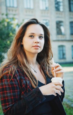 Öğrenci bankta oturuyor