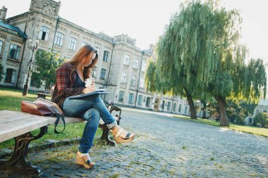 Öğrenci bankta oturuyor