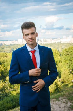 İş adamı şehir arka plan üzerinde