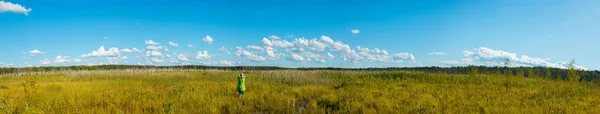 Tourist taking picture of a forest swamp — Stock Photo, Image