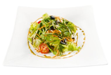 marul bir plaka üzerinde