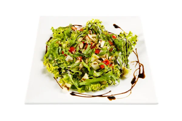 Salátát egy tányérra — Stock Fotó