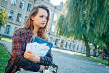 university yakınındaki bankta oturmuş güzel kız öğrenci