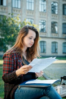university yakınındaki bankta oturmuş güzel kız öğrenci