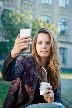 university yakınındaki bankta oturmuş güzel kız öğrenci