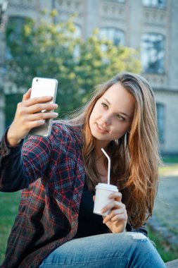 university yakınındaki bankta oturmuş güzel kız öğrenci