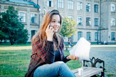 Öğrenci bankta oturuyor