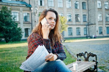 Öğrenci bankta oturuyor