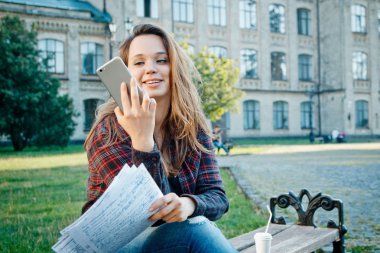Öğrenci bankta oturuyor
