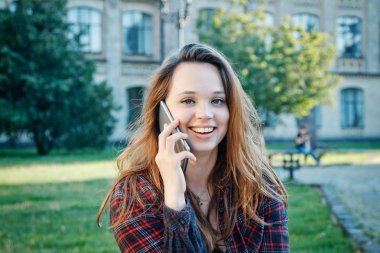 Öğrenci bankta oturuyor