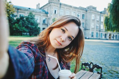 Öğrenci bankta oturuyor