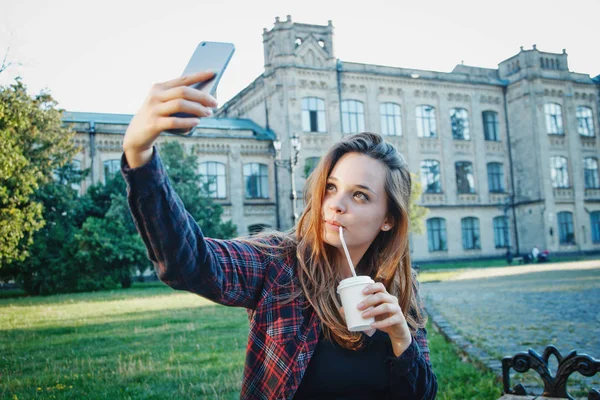 De student zit op de Bank — Stockfoto