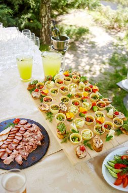 Misafirler için nefis bir büfe, güzel sandviçler, sulu et.