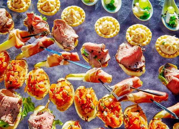 Вкусный Шведский Стол Гостей Красивые Бутерброды Сочное Мясо — стоковое фото