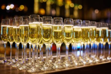 Güneşte pembe ve beyaz şampanya bardakları