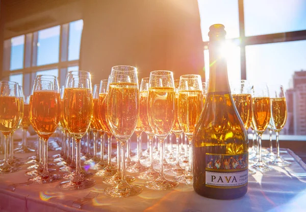 Pink White Champagne Glasses Sun — Stock Photo, Image