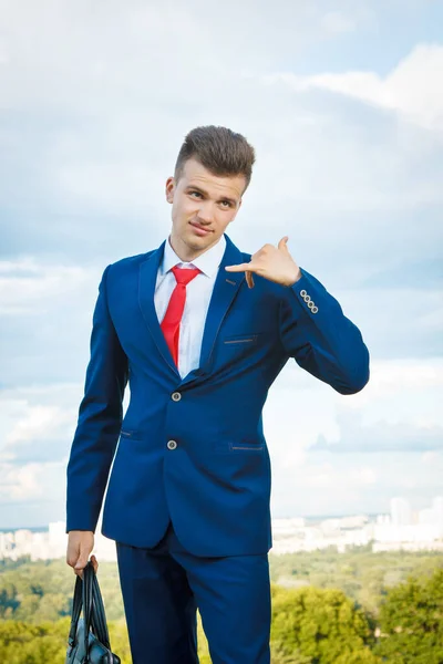 Mladý Podnikatel Obleku Pozadí Města — Stock fotografie