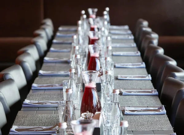 Серый Стол Особых Случаев Бутылками Воды Нем Графин Красным Напитком — стоковое фото