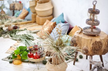 Eski moda natürmortlar, yastıklarda çay içmek.