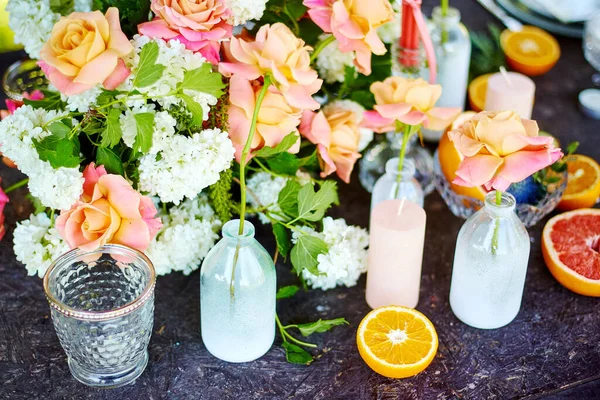 キャンドル 果物とテーブルの上の結婚式の装飾 — ストック写真