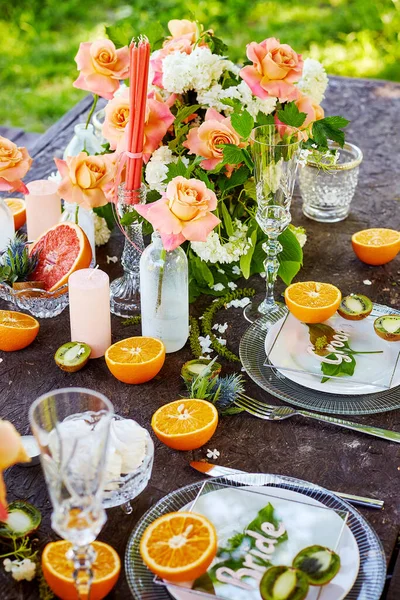 Bruiloft Decor Een Tafel Met Rozen Kaarsen Fruit — Stockfoto