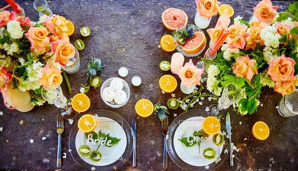Bruiloft Decor Een Tafel Met Rozen Kaarsen Fruit — Stockfoto