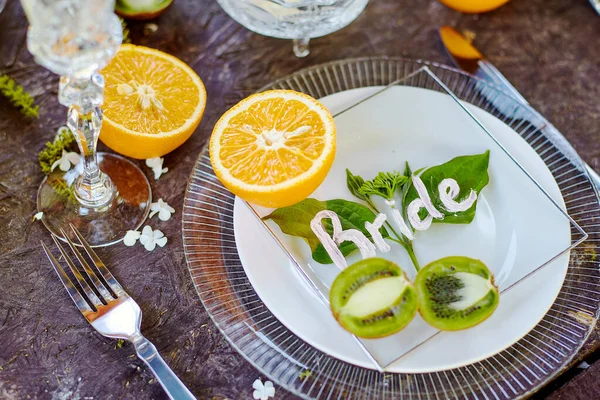 Bruiloft Decor Een Tafel Met Rozen Kaarsen Fruit — Stockfoto