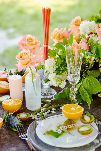 Bruiloft Decor Een Tafel Met Rozen Kaarsen Fruit — Stockfoto