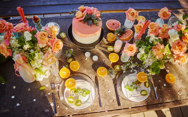 ケーキやキャンドルや果物とテーブルの上の結婚式の装飾 — ストック写真