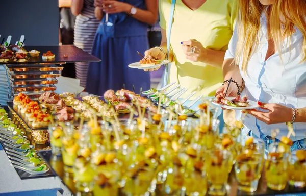 Weibliche Hände Beim Essen Bei Einem Bankett Auf Einer Konferenz — Stockfoto