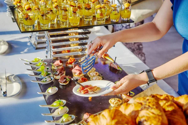 Manos Femeninas Tomando Comida Banquete Una Conferencia — Foto de Stock