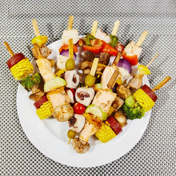 Vegetabiliska Kebab Som Ligger Vit Tallrik Fotograferad Från Toppen — Stockfoto