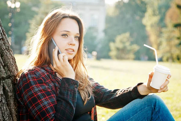 Flicka Student Nära Ett Träd Väntar Början Lektionen Och Drömmar — Stockfoto