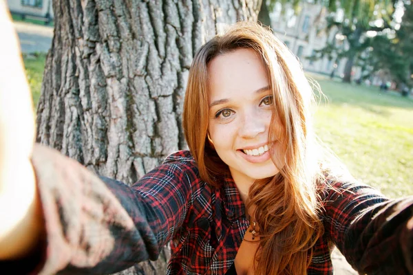 Chica Estudiante Cerca Árbol Está Esperando Comienzo Lección Los Sueños — Foto de Stock