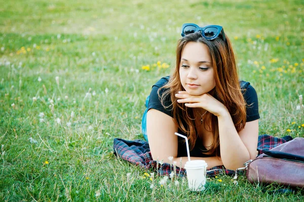 아름다운 여학생 풀밭에 — 스톡 사진