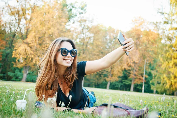 Mooi Meisje Student Ligt Het Gras — Stockfoto