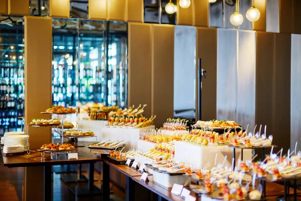 Table Buffet Bois Avec Différentes Canapés Couchés Sur Des Plateaux — Photo