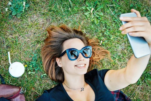 Mooi Meisje Student Ligt Het Gras — Stockfoto