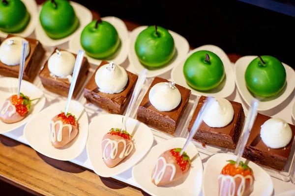 Una Varietà Dolci Piedi Sul Tavolo Del Buffet — Foto Stock