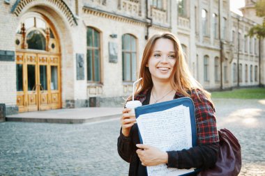 Sınav yazdıktan sonra üniversite binasının yanındaki öğrenci
